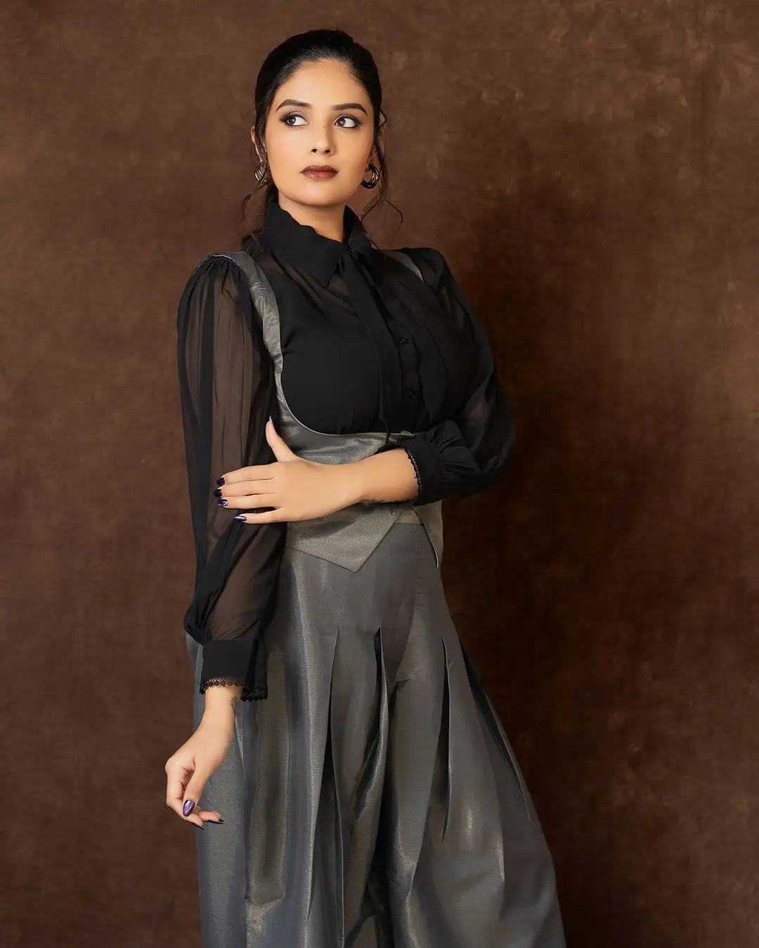 Gemini TV Anchor Sreemukhi in Long Black Gown